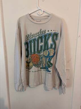 Abercrombie & Fitch Milwaukee Bucks NBA Oversized Long Sleeve Graphic T-Shirt Si